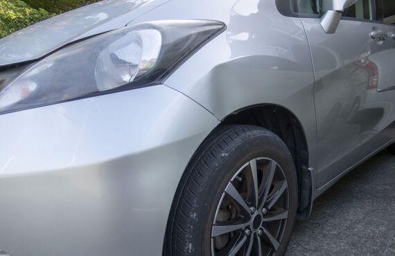 引っかきキズやぶつけてしまったヘコミの修理には自信があります | 高槻市で車のことならLINE AUTO